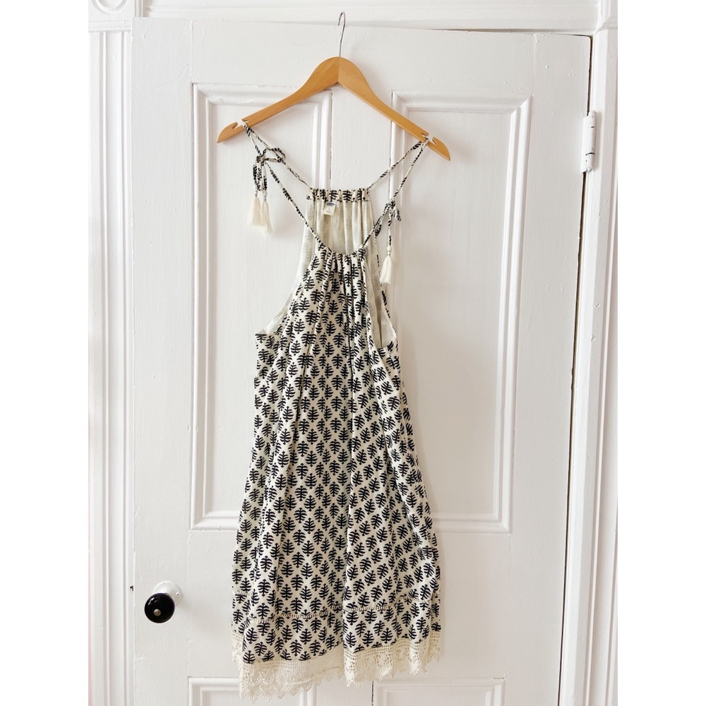 Old Navy size L - fits very generously. Great condition.